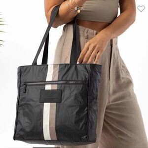 Aloha Collection Go-To Tote Le Voyageur in Caffe on Black